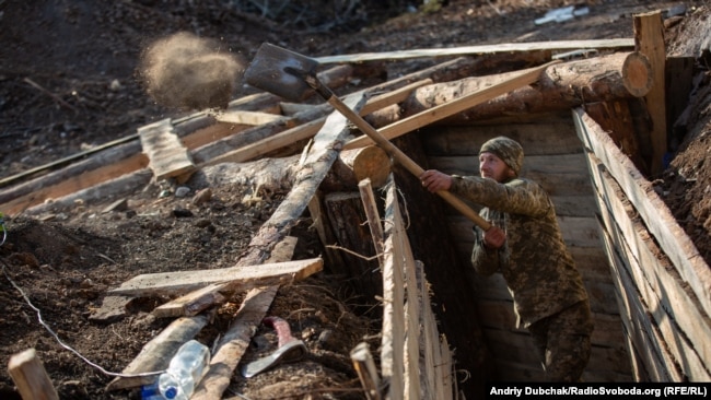 Солдат копає окоп в Луганській області, листопад 2019 року