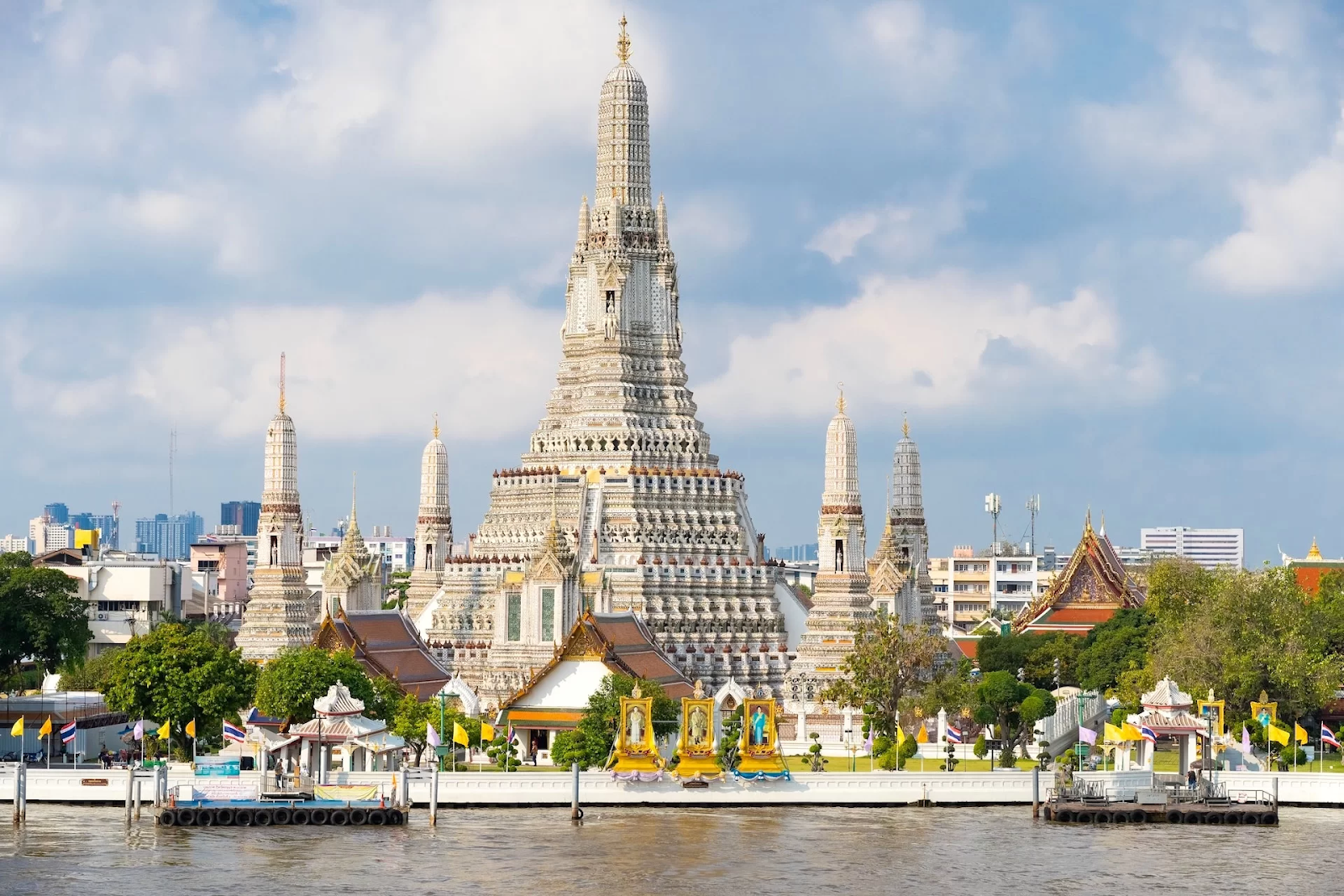 Chùa Wat Arun nằm cạnh bên dòng sông Chao Phraya tại Bangkok