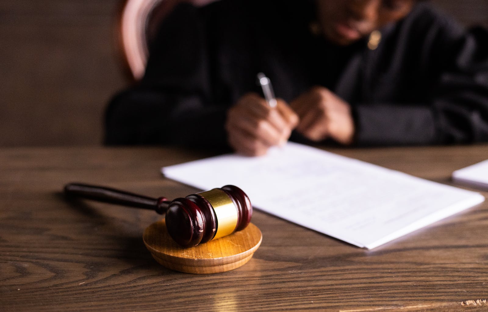 ¿Cómo se analizan las firmas dudosas en un proceso judicial?