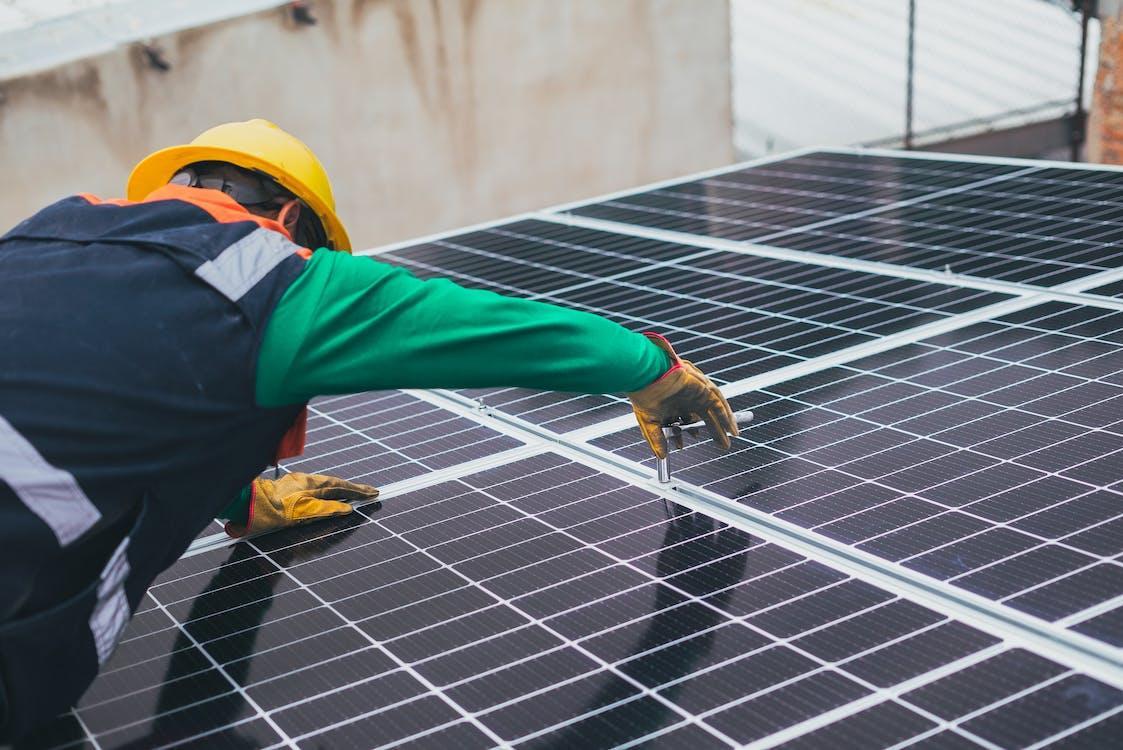 Безкоштовне фото фахівця з сонячної енергетики встановлює сонячну панель