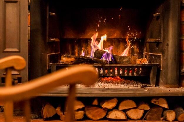 Crează un colț cozy cu șemineu: 