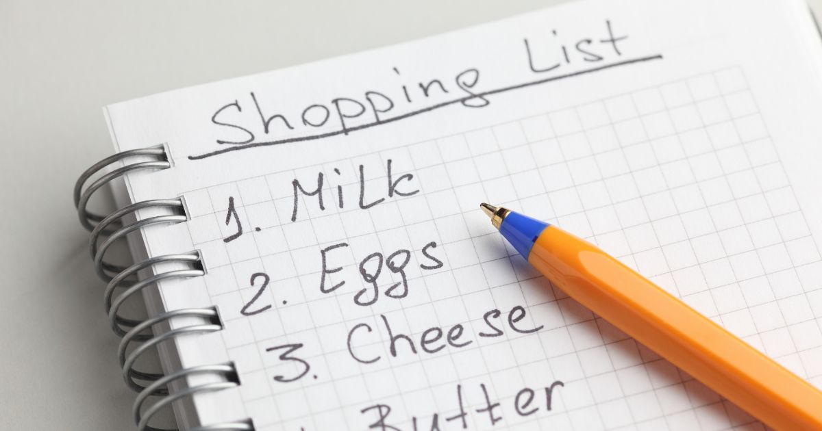 Cara mengatasi kebiasaan boros: Menulis Daftar Belanja Kebutuhan