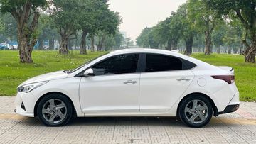 Thân xe Hyundai Accent 2024 mang đậm phong cách coupe với phần mui sau hạ thấp