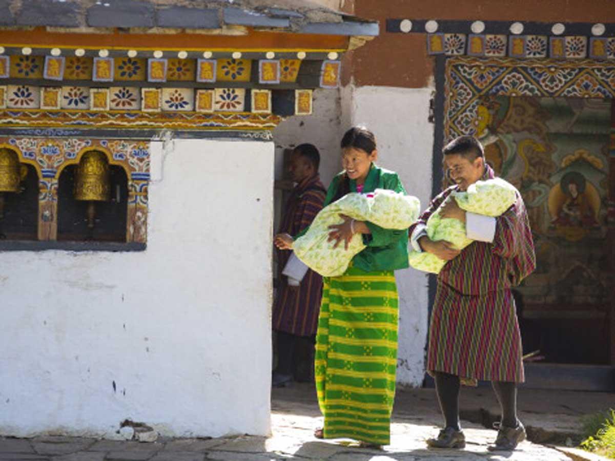 मंदिर जहां 'लिंग' के आगे सिर झुकाते हैं लोग - chimi lhakhang temple where  people worship phallus - Navbharat Times