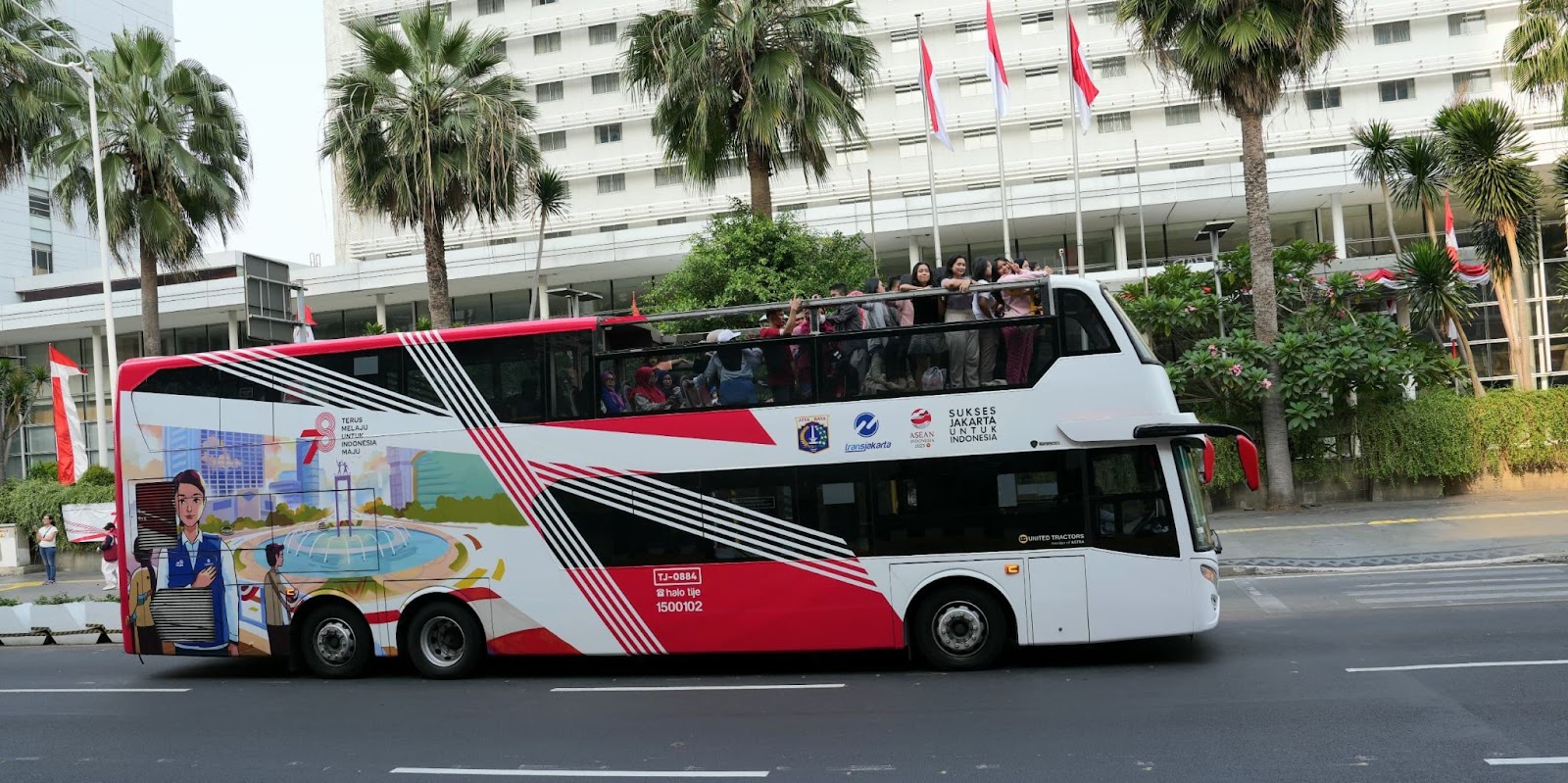 Berwisata dengan Bus TransJakarta Monas Explorer
