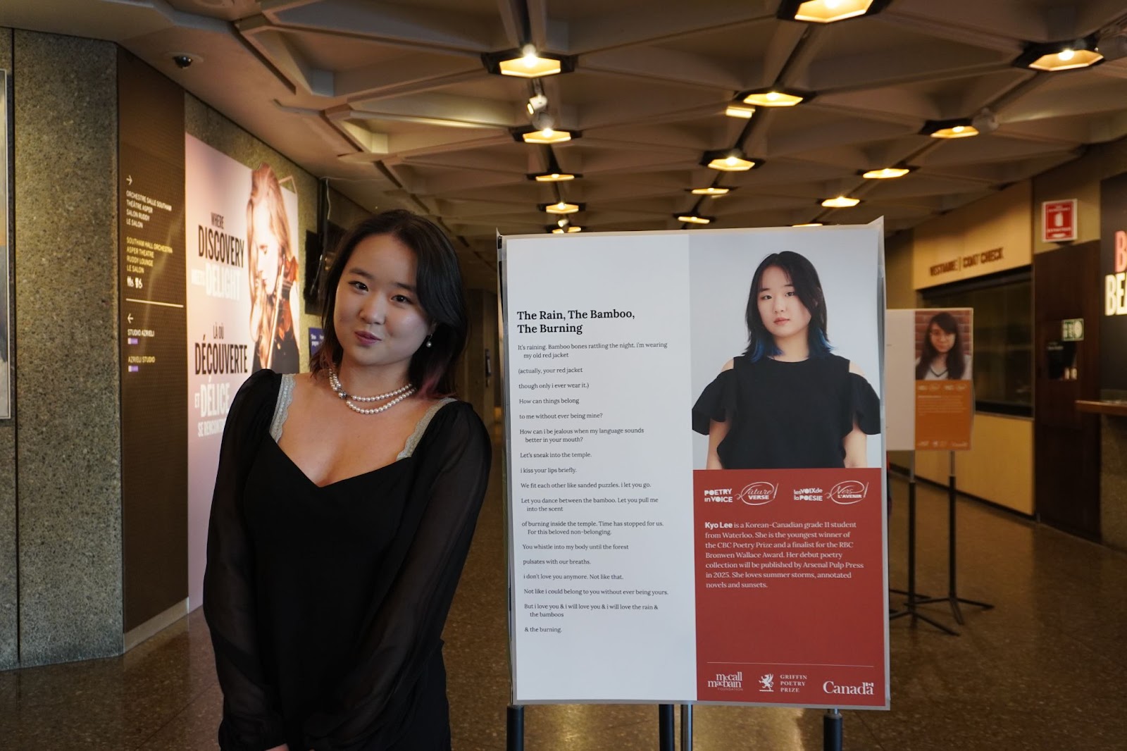 Kyo pose avec un des poèmes qui lui ont permis d'être acceptée à Vers l’Avenir 2024. 