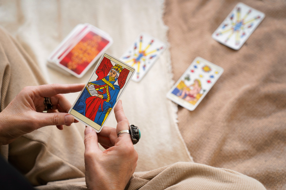 Quais os significados atribuídos ao 4 de Copas no Tarot?