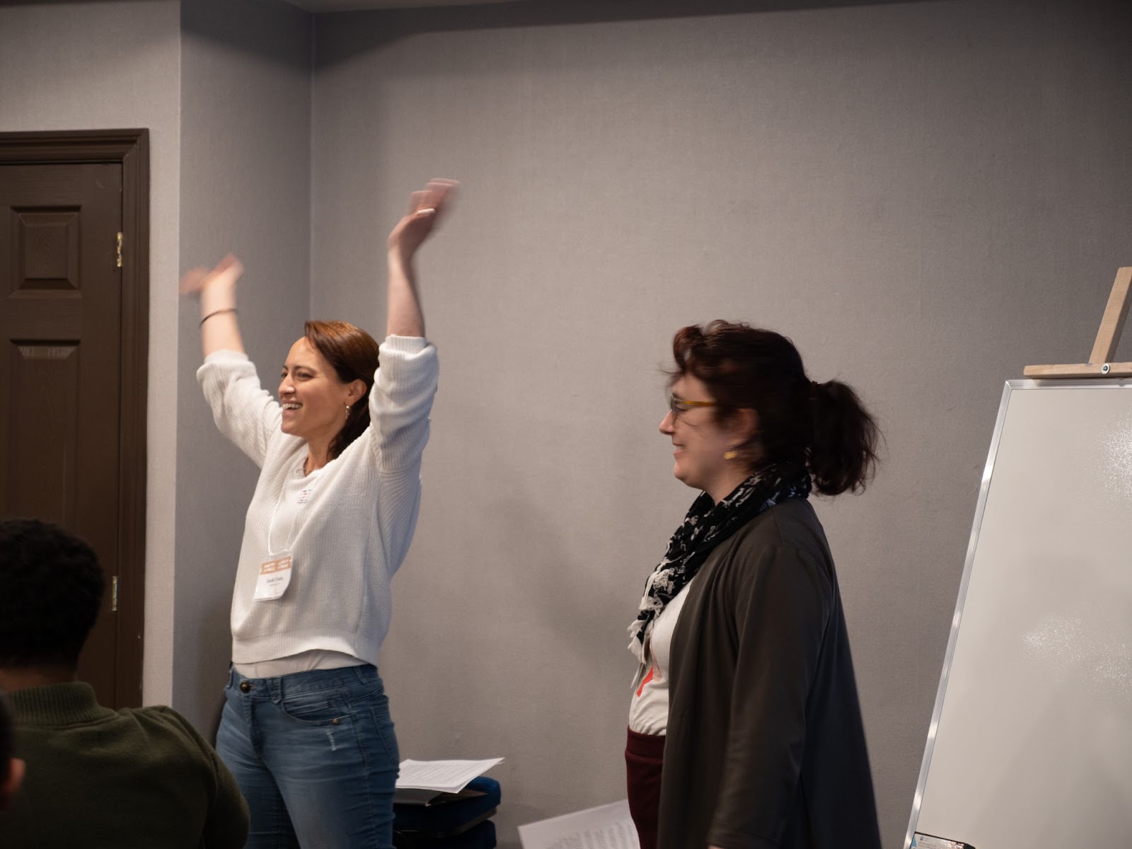 La directrice artistique, Sarah Tsiang, et la directrice de la programmation francophone, Ariane Tapp, ont accueilli les étudiant·e·s à Ottawa et ont donné le coup d'envoi de la semaine en organisant un atelier d'écriture de mauvais poèmes. 