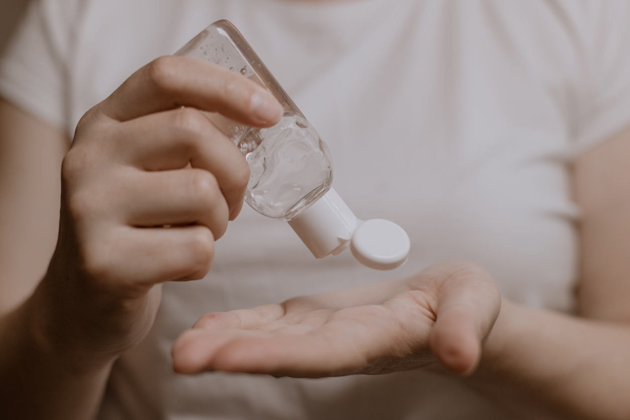 O uso recorrente do álcool em gel é mais um dos hábitos de higiene que tornou-se parte essencial da rotina.