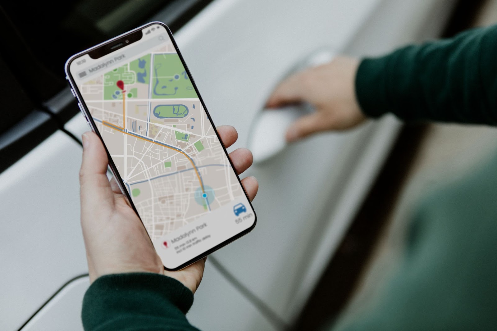  A man is using a mobile phone to use GPS. 