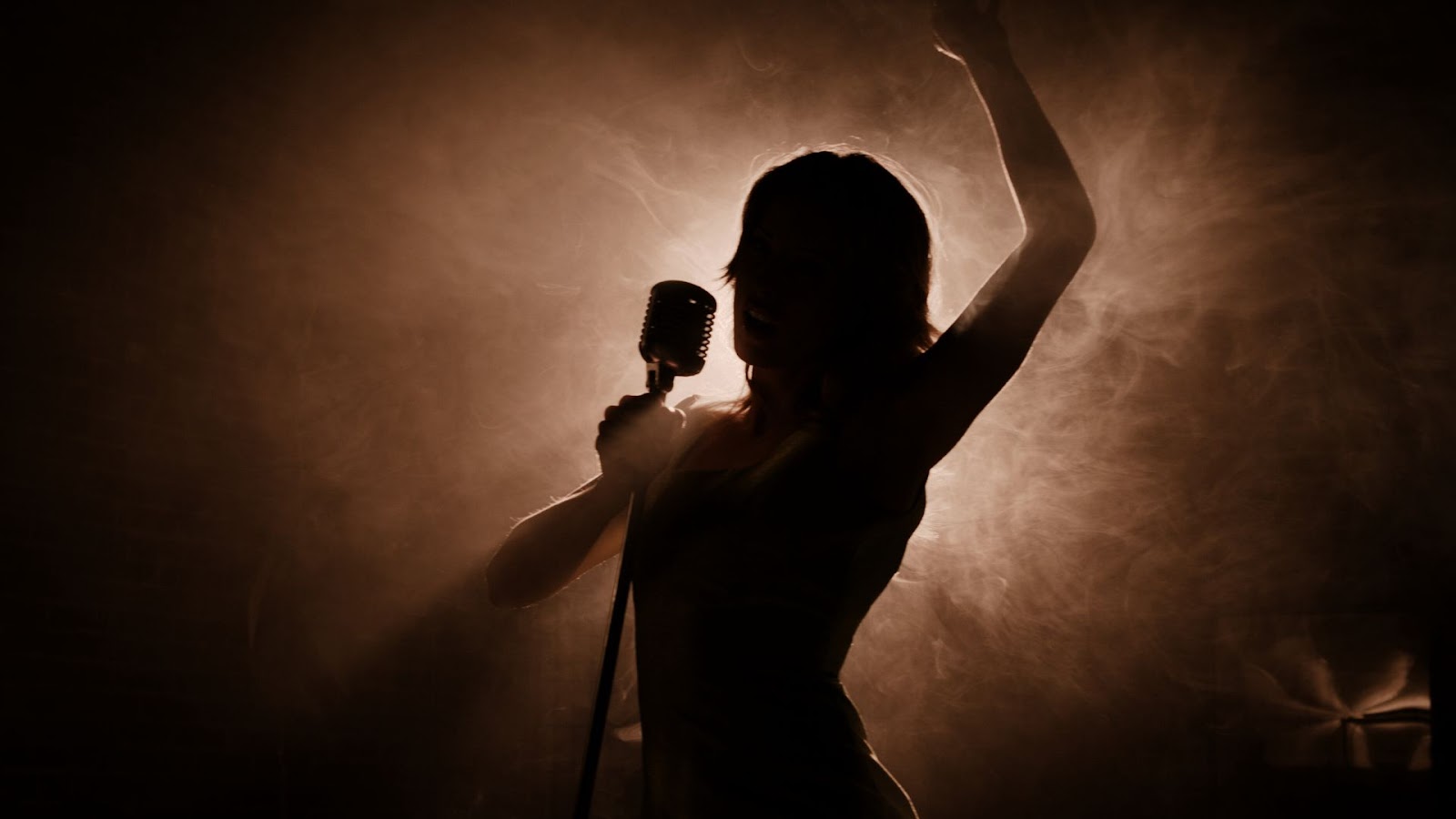 Cantora Pop segurando microfone. Imagem ilustrativa.
