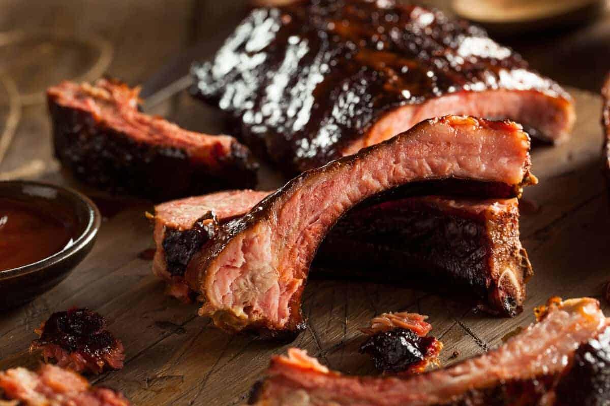 Unele coaste de porc afumate și feliate, cu sos puternic