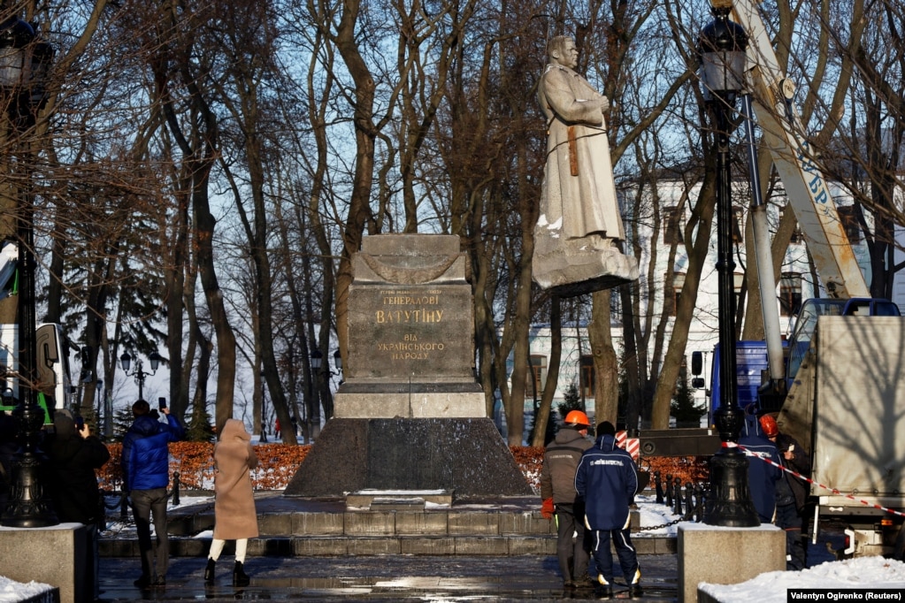 Під час демонтажу пам'ятника радянському генералу Миколі Ватутіну в Маріїнському парку в Києві, 9 лютого 2023 року