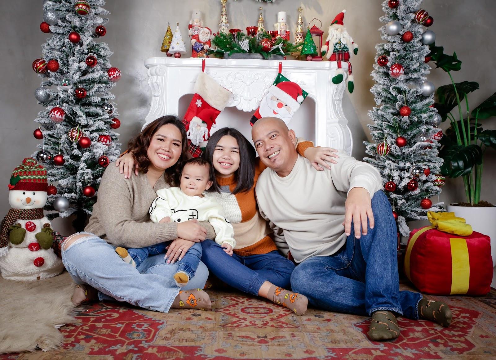 Family Christmas Photo Outfit Ideas: comfy sweaters with coordinating colors