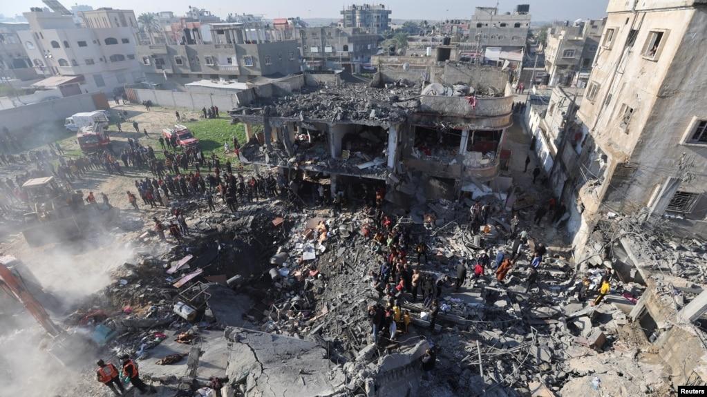 Người Palestine tập trung tại địa điểm Israel tấn công một ngôi nhà ở Rafah, phía nam Dải Gaza, ngày 19/12/2023.