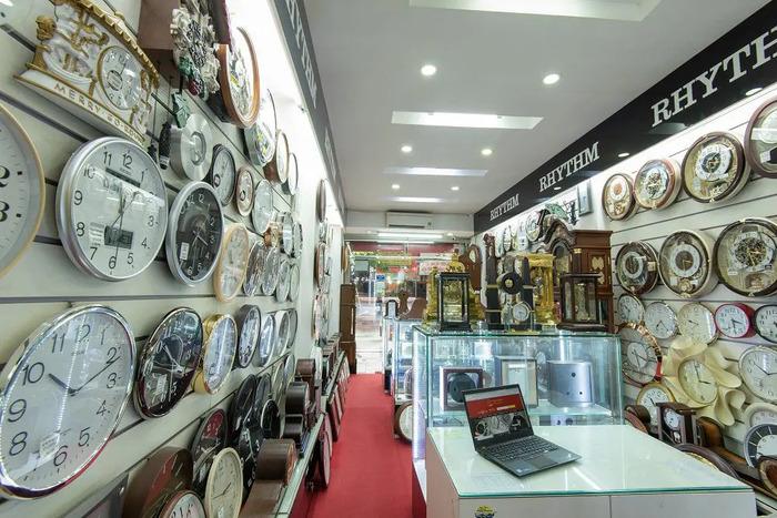 Tại Đồng hồ Minh Tường luôn bày vô vàn đồng hồ để bàn có thiết kế rất đa dạng