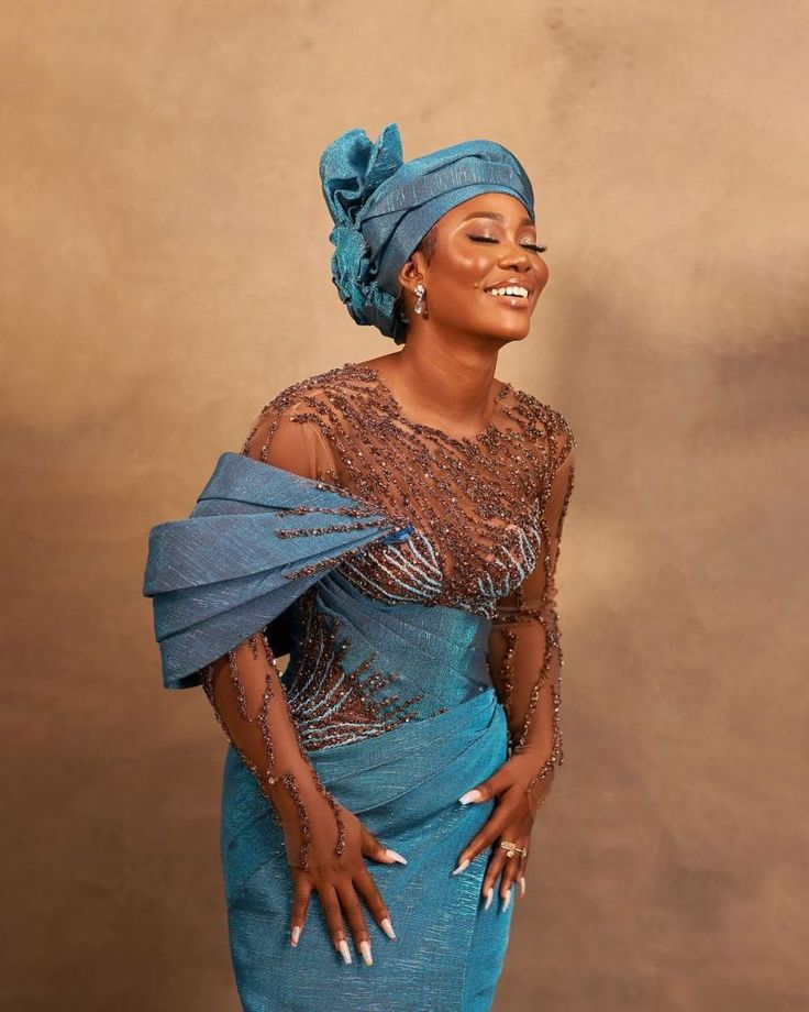 Gorgeous photo of a lady slaying her gele with a smile 