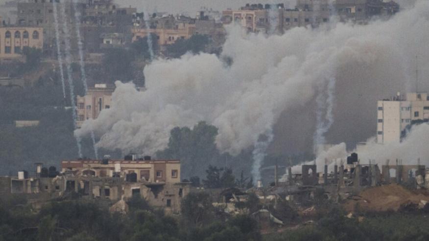 Khói bốc lên sau cuộc không kích của Israel ở dải Gaza, quang cảnh nhìn từ miền nam Israel, thứ Ba 21/11/2023. 