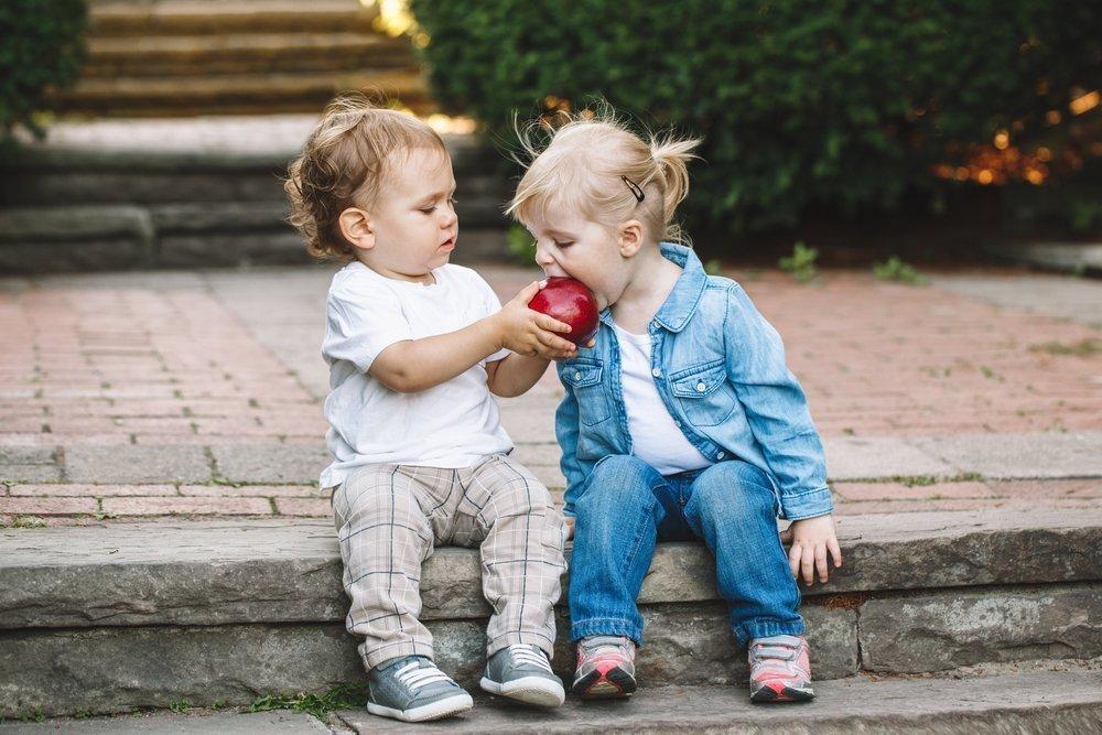Как воспитать дружелюбие у малышей