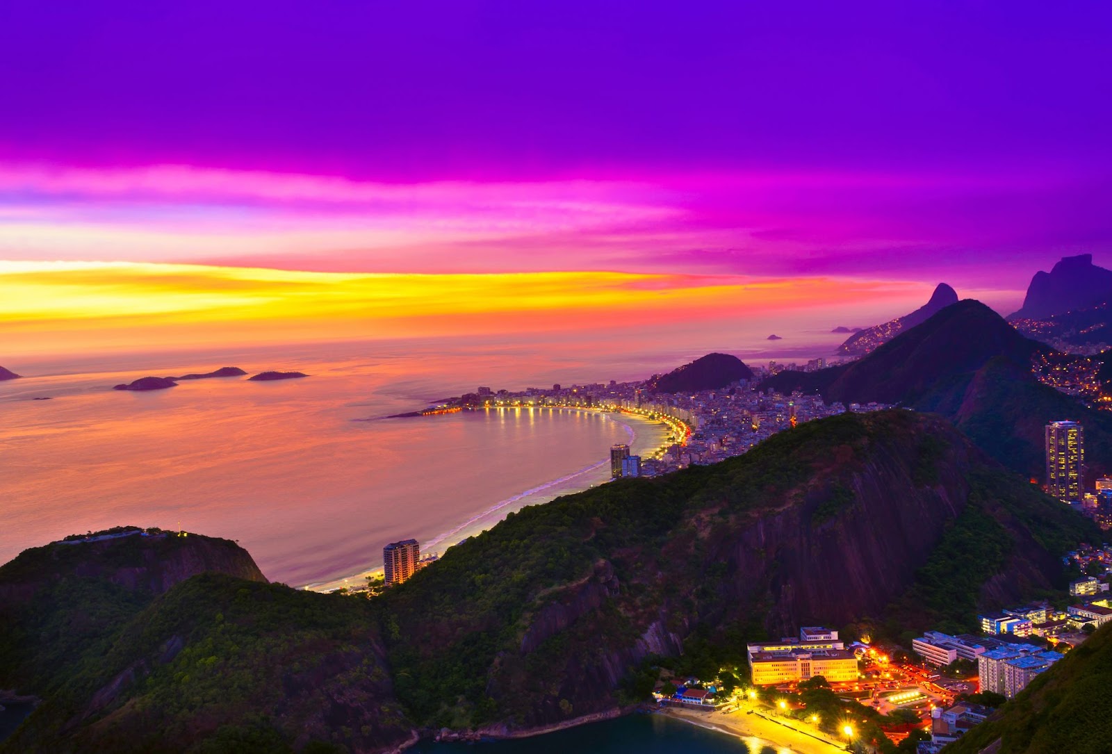 Visão aérea do Rio de Janeiro, com a orla da praia do lado esquerdo e a cidade do lado direito