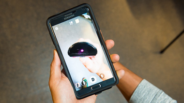 Foto di una persona che utilizza la fotocamera del proprio smartphone per vedere la radiazione infrarossa da un telecomando