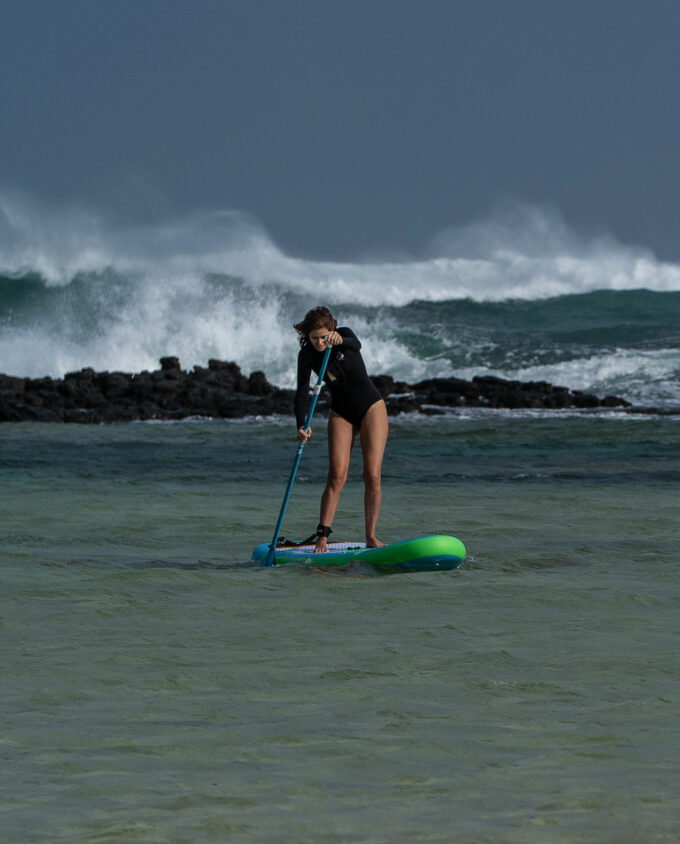 Paddle gonflable de surf sur l'eau