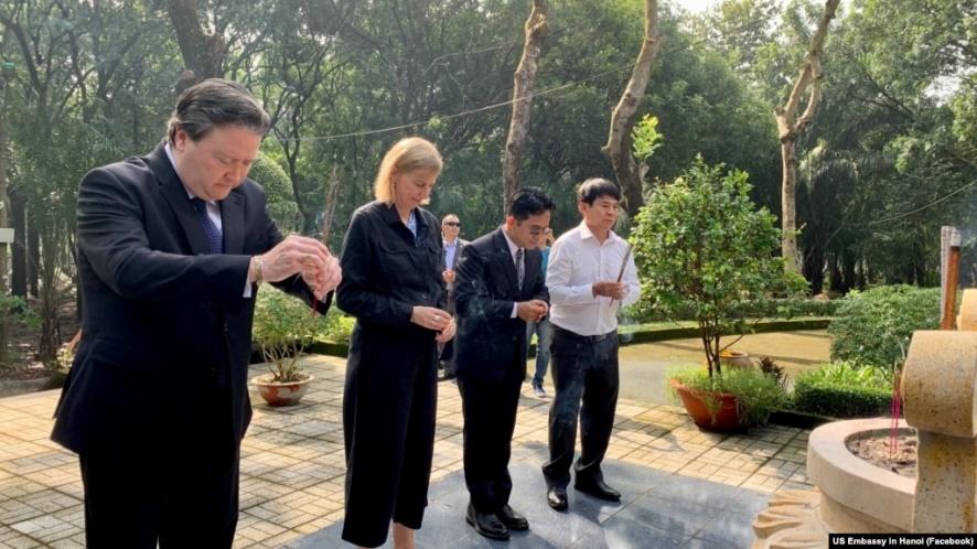 Đại sứ Mỹ tại Việt Nam Marc Knapper (trái) cùng Tổng lãnh sự Tổng Lãnh sự Susan Burns thắp hương tại Nghĩa trang Biên Hòa (còn gọi là Nghĩa trang Bình An) hôm 13/10.