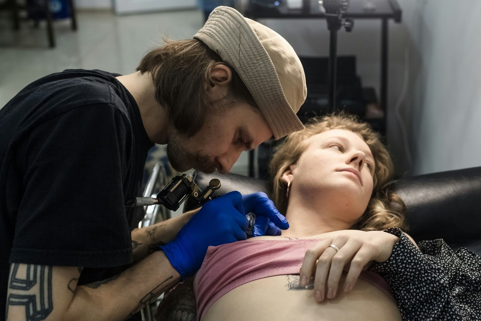 Cum să alegeți un studio de tatuaje sigur și profesionist
