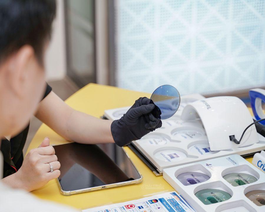 Nguyên lý của kính đổi màu: Tại sao lại chuyển màu khi ra nắng?