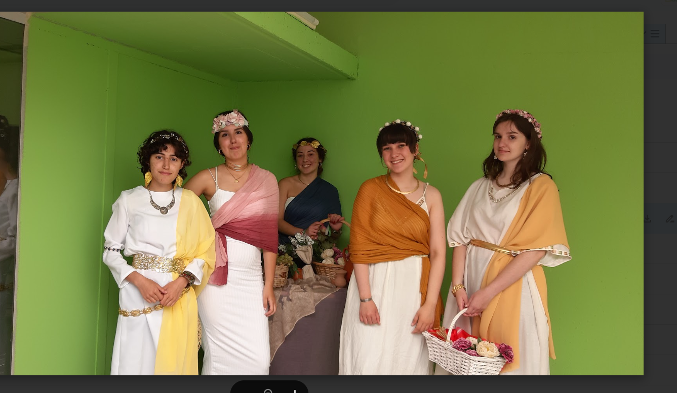 Un grupo de personas posando delante de una pared

Descripción generada automáticamente con confianza media