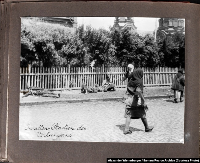 Мертві від голоду та люди присмерті біля паркану Озерянської церкви у Харкові. Фото 1933 року