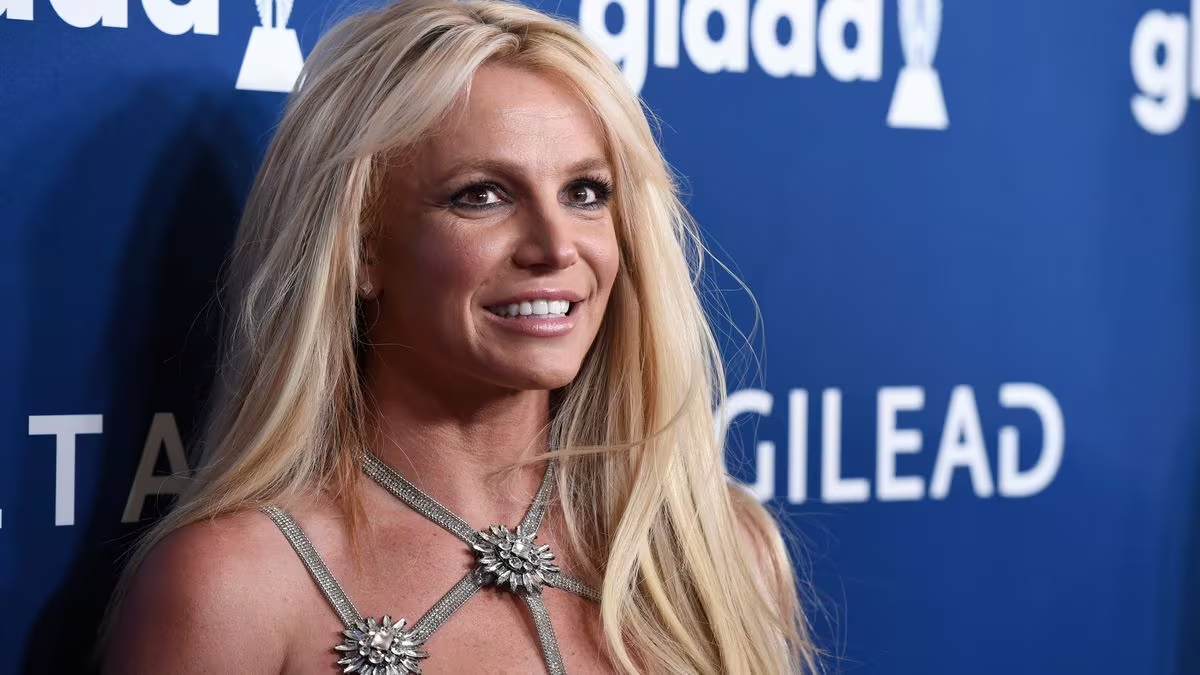 Britney Spears em coletiva de imprensa após ser libertada da tutela do pai, em 2021.
