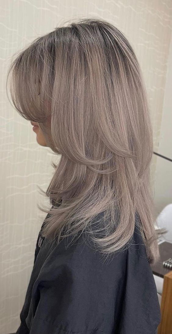 Side view of a lady wearing the gorgeous mushroom blonde hairdo