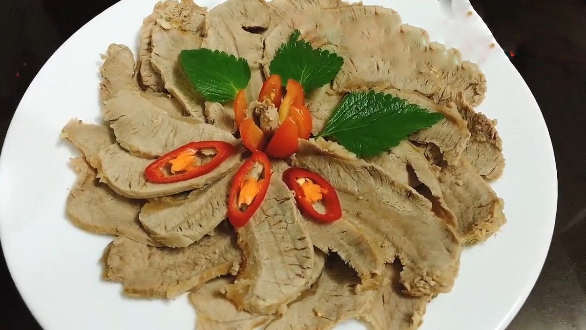 đùi bò hấp