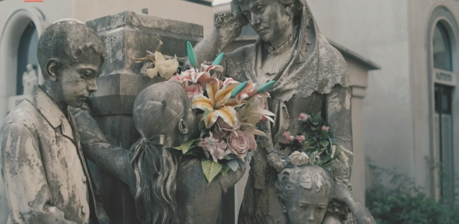 Immagine che contiene statua, fiore, edificio, scultura

Descrizione generata automaticamente