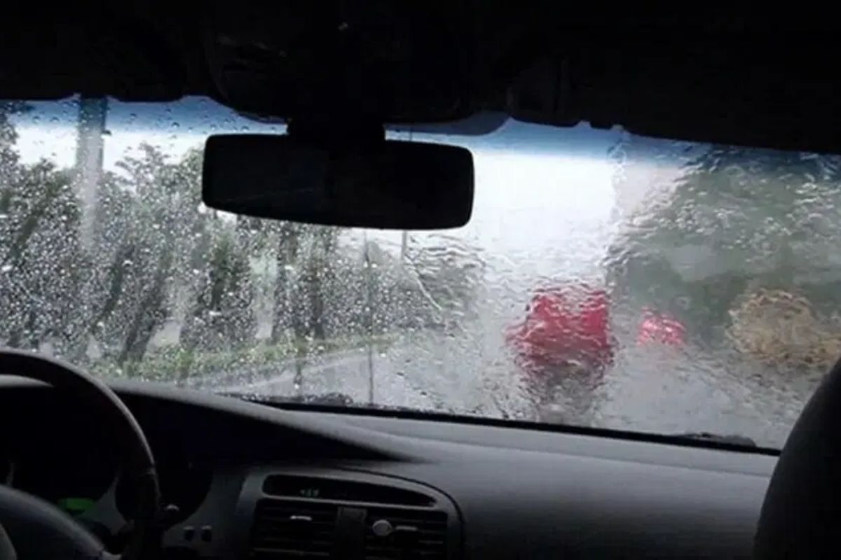 Những điều không nên làm khi lái xe trong thời tiết xấu