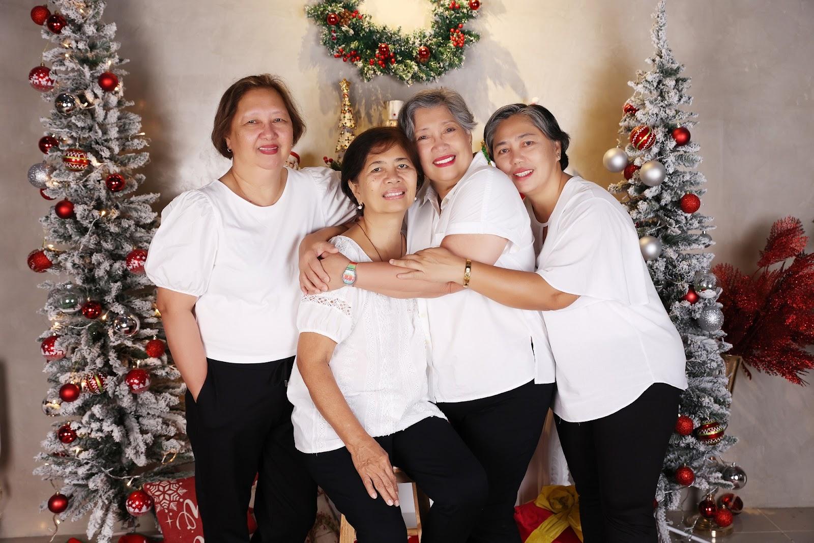 Family Christmas Photo Outfit Ideas tip: matching color is the key