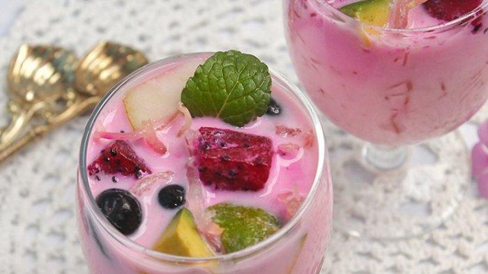 A pink drink with fruit in it

Description automatically generated