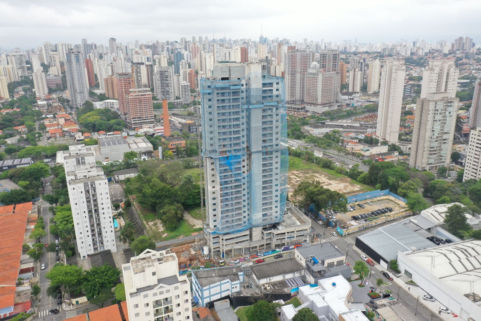 Foto de São Paulo com prédio em destaque com apartamentos para financiar e declarar. Vários prédios ao redor.