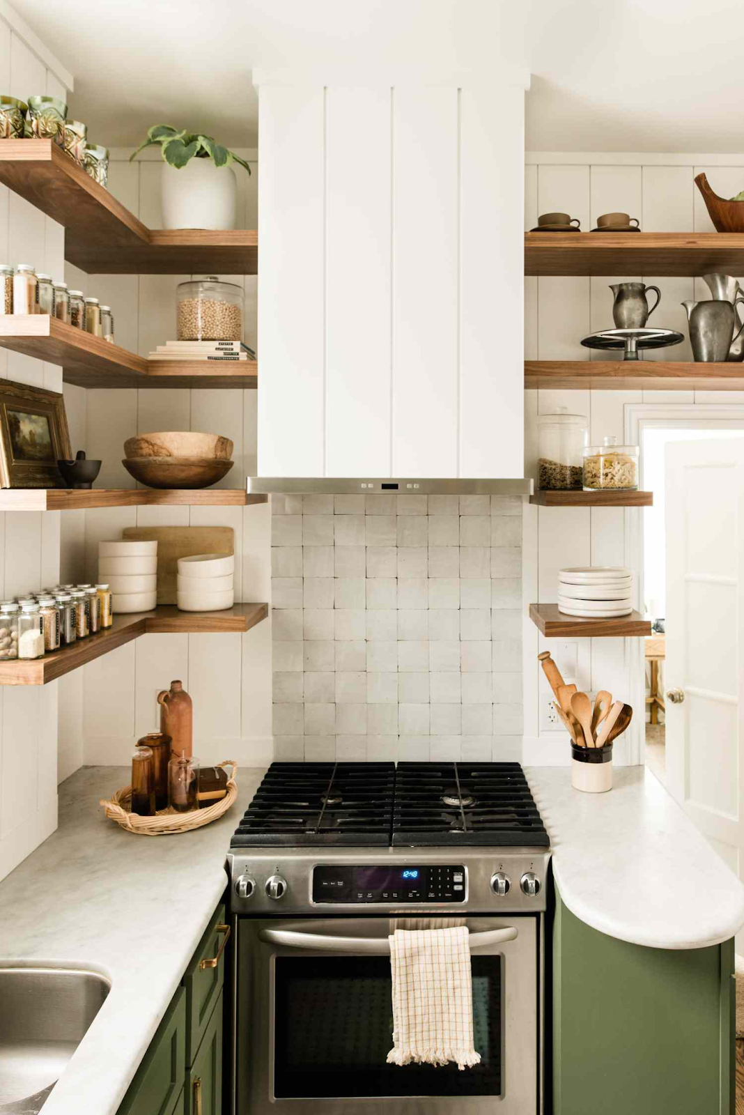 Optimize space with convenient kitchen shelves (Source: Collected)