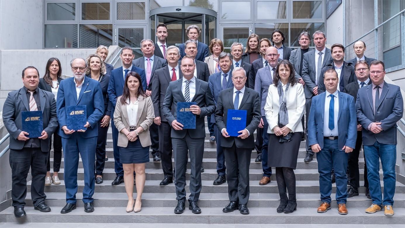 Participants of the ceremony at the main entrance of the New Knowledge Space building of Széchenyi István University 