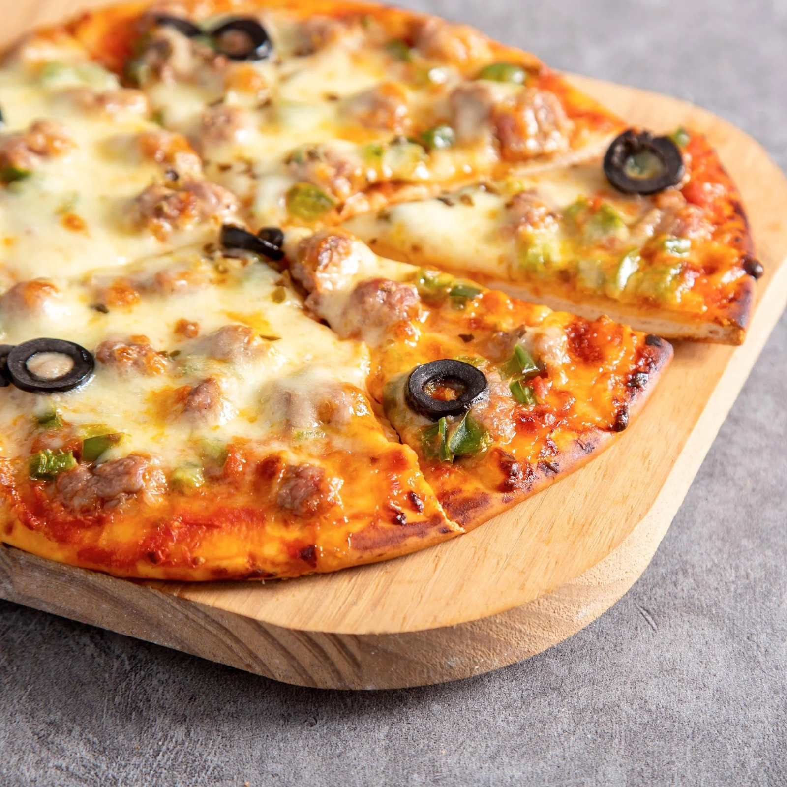 Cách làm pizza xúc xích béo ngậy vô cùng đơn giản