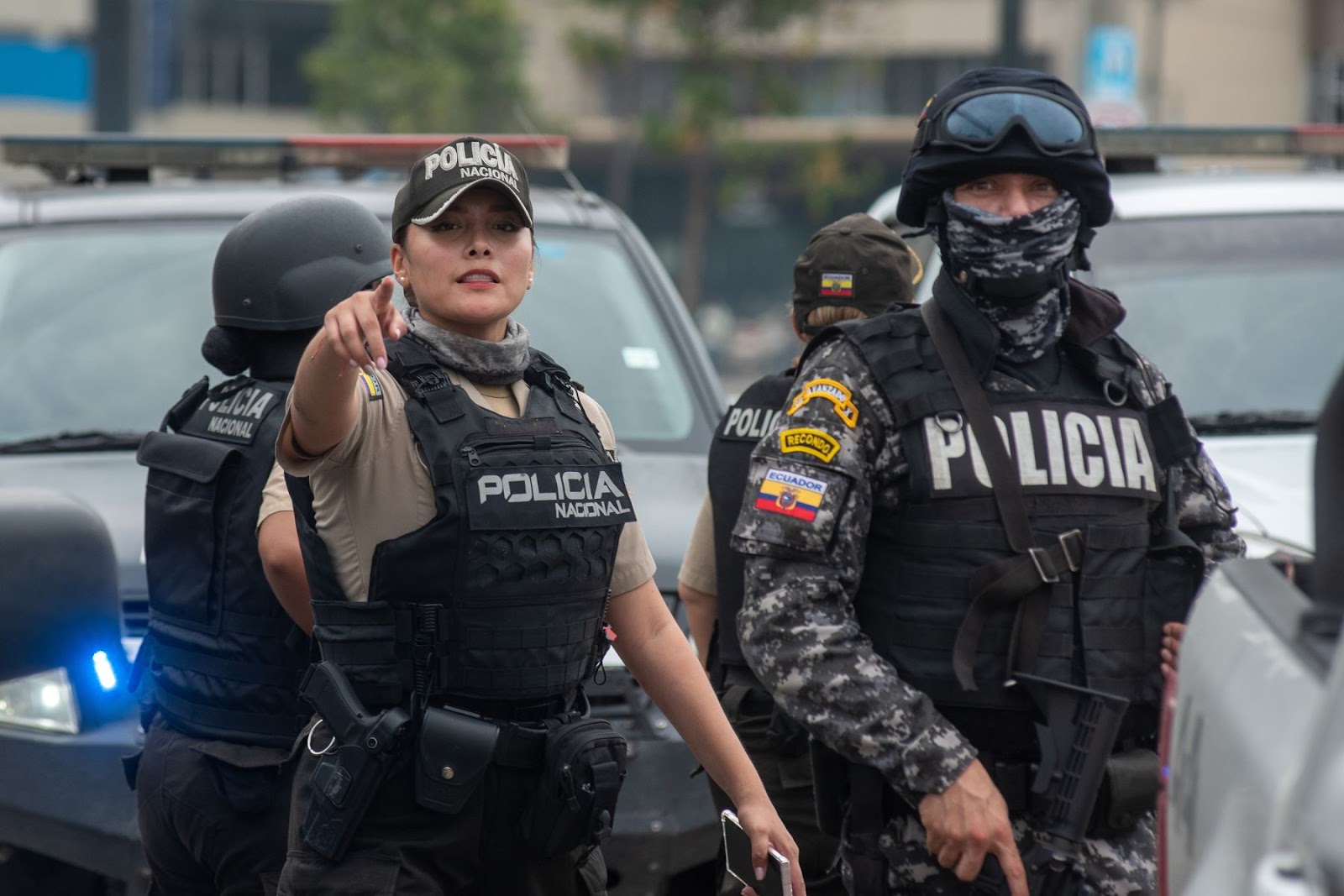 Policías realizan un operativo en alrededores del canal de televisión TC en Guayaquil, atacado por encapuchados armados. Foto: EFE.