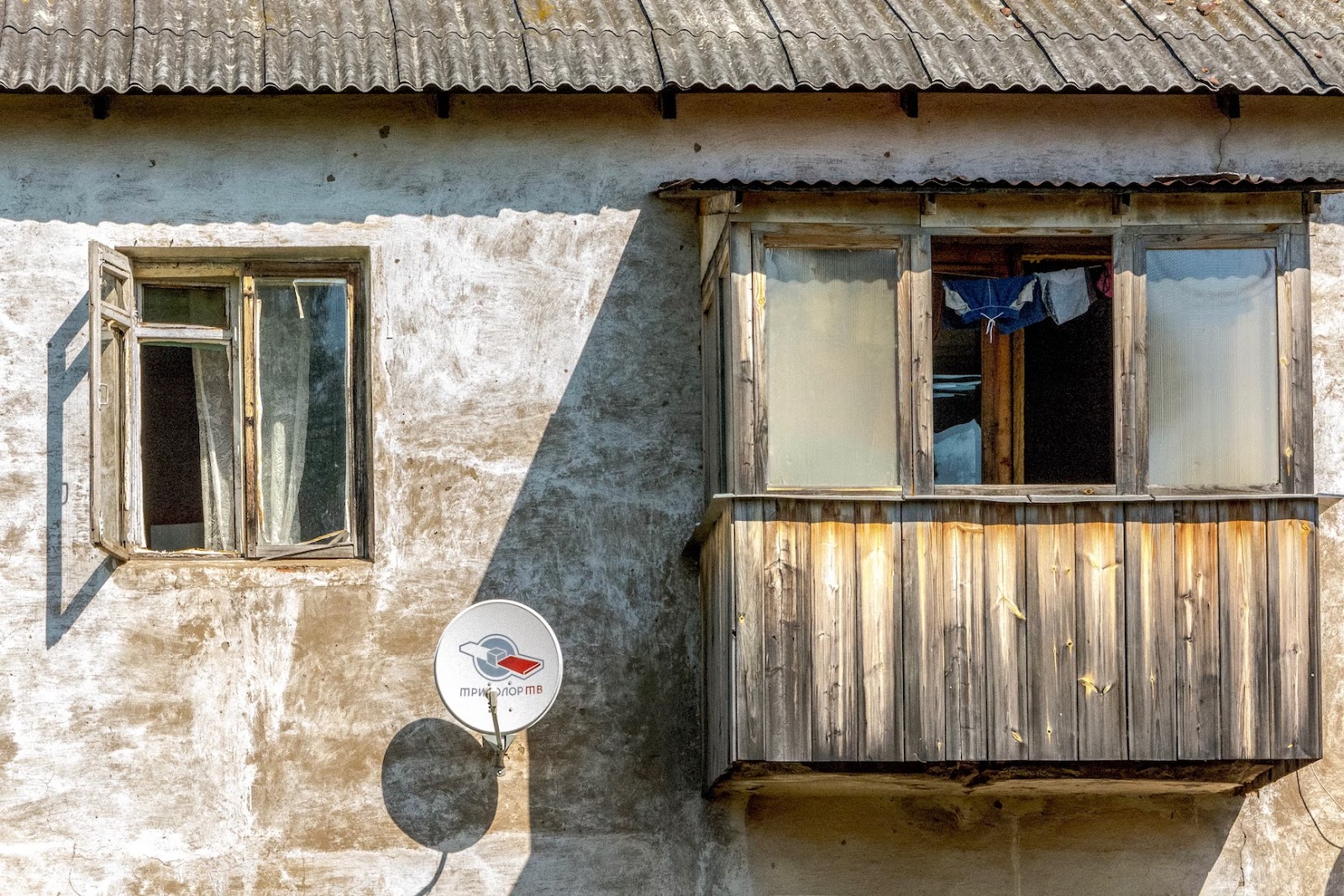 House with satellite dish - What Is Off-Grid Living