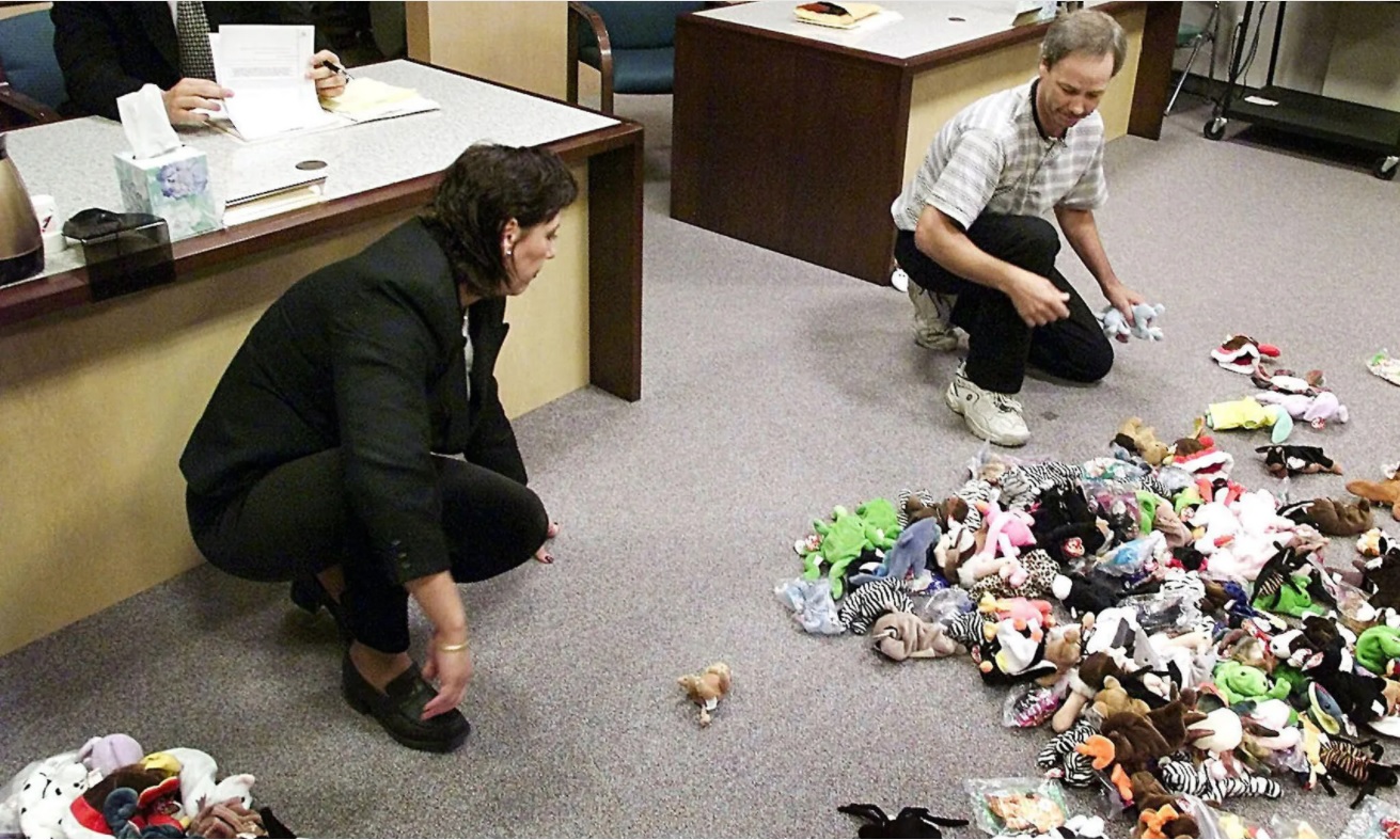 Frances and Harold Mountain separating Beanie Babies during their divorce  proceeding. This photo captured the entire essence the latest excessive  speculative bubble back in 1999. [1311x787] : r/HistoryPorn