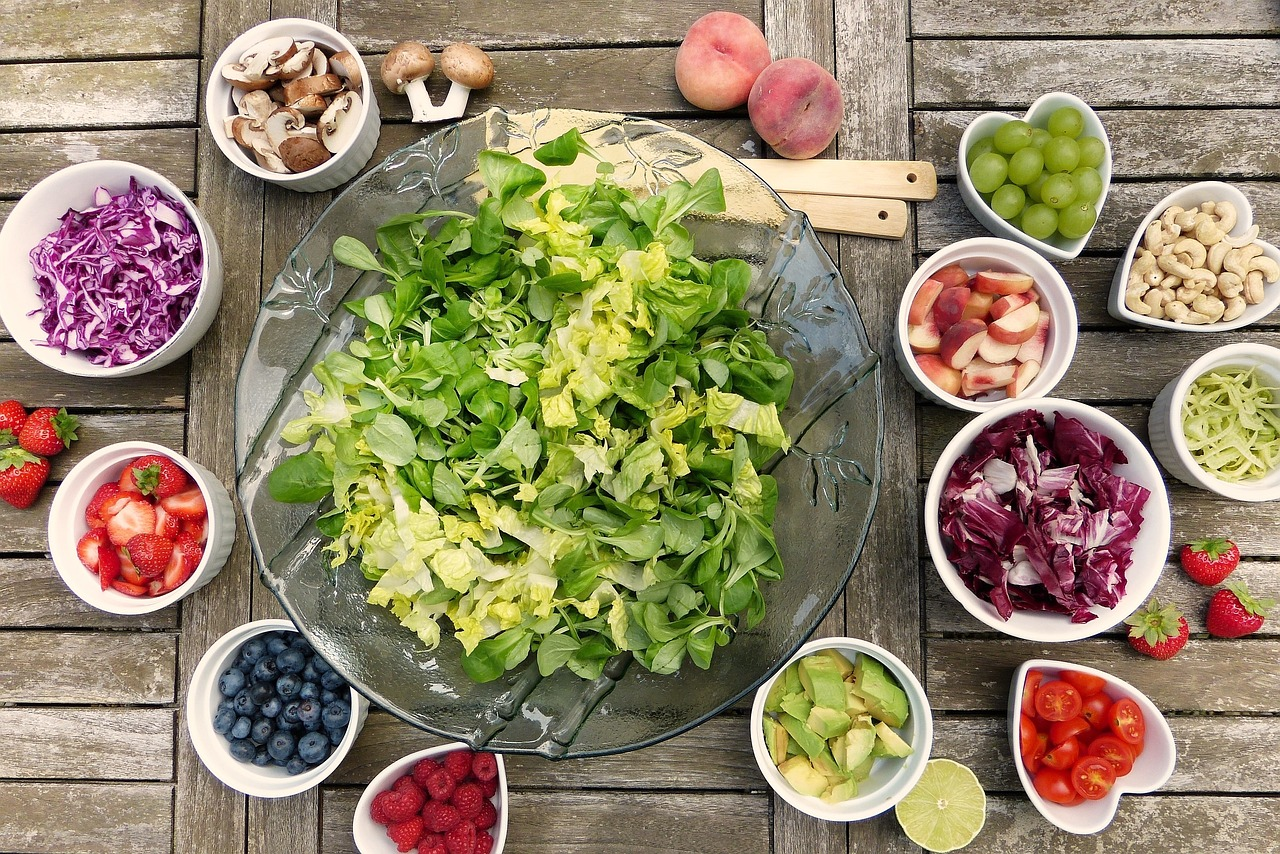 Des bols de fruits et légumes pour promouvoir un mode de vie sain et améliorer la longévité