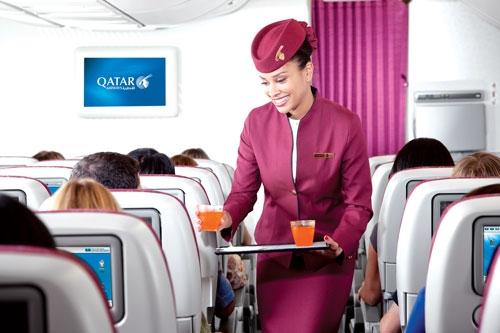Nữ tiếp viên Qatar Airways bị đuổi việc vì... hôn