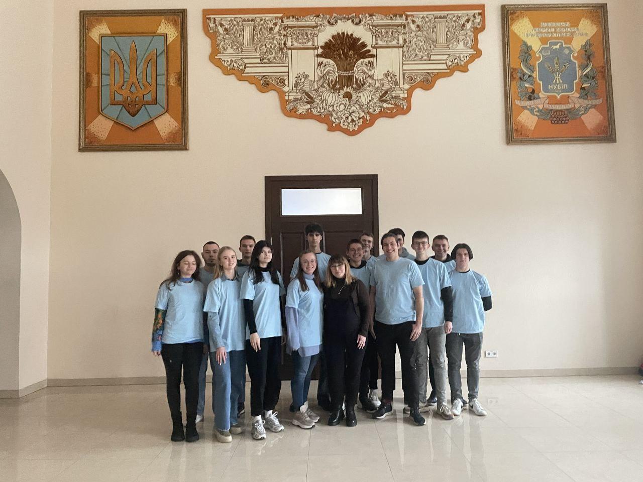 Зображення, що містить стіна, одежа, особа, у приміщенніАвтоматично згенерований опис
