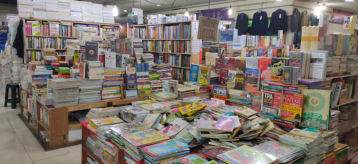 5 Pilihan Tempat Thrifting Buku Terlengkap di Jakarta 2024 - Blok M Square