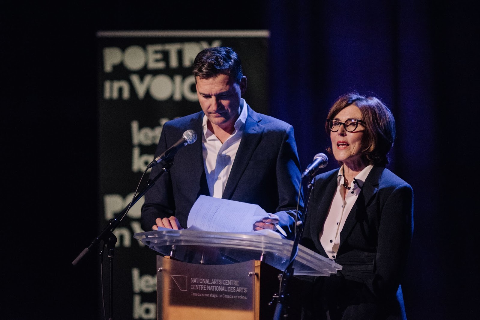 Les animateur·ice·s Johanne Blais et Evan Solomon commencent la soirée par un discours d'ouverture. 